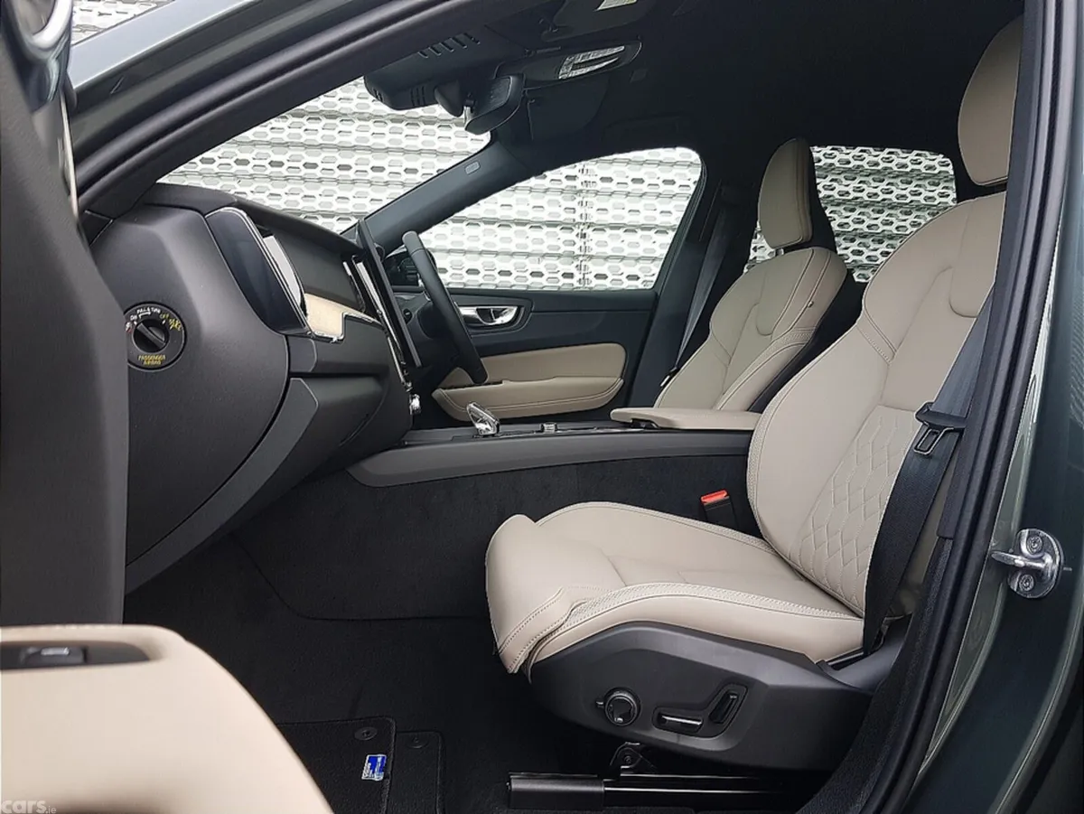 Volvo XC60 SUV, Petrol Plug-in Hybrid, 2026, Green