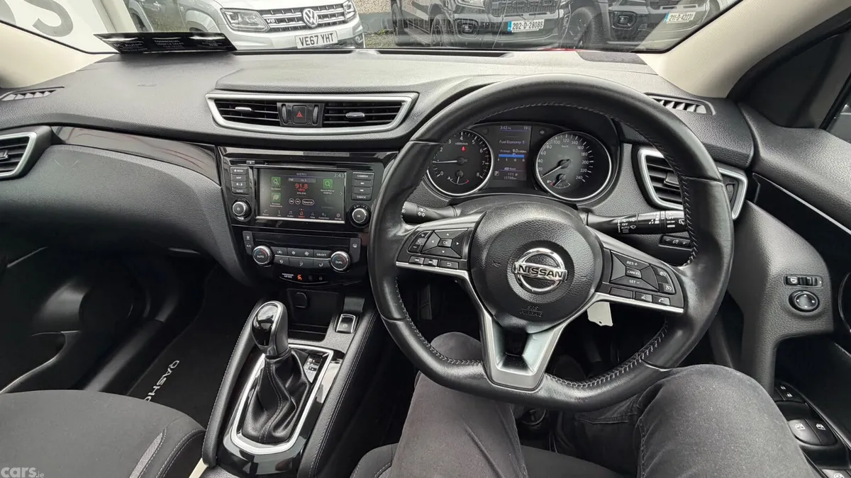 Nissan Qashqai MPV, Petrol, 2019, Red