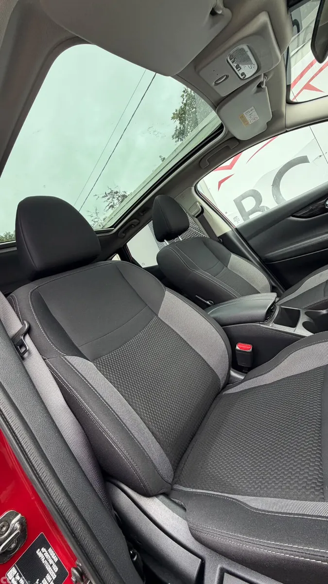 Nissan Qashqai MPV, Petrol, 2019, Red