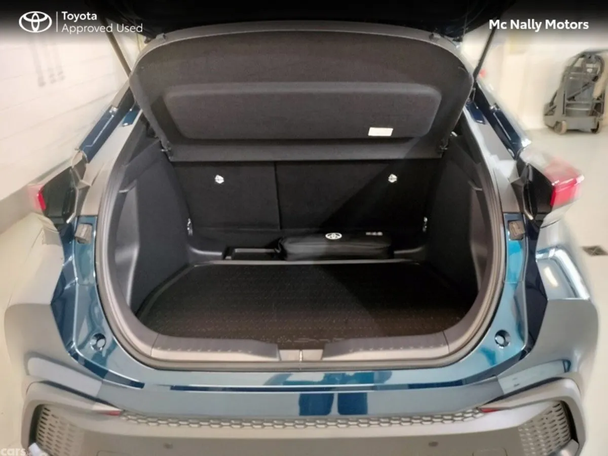 Toyota C-HR SUV, Petrol Hybrid, 2024, Blue