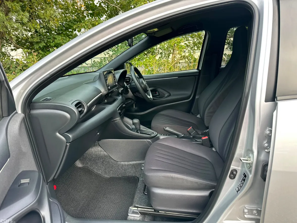 Toyota Yaris Hatchback, Petrol Hybrid, 2020, Silver