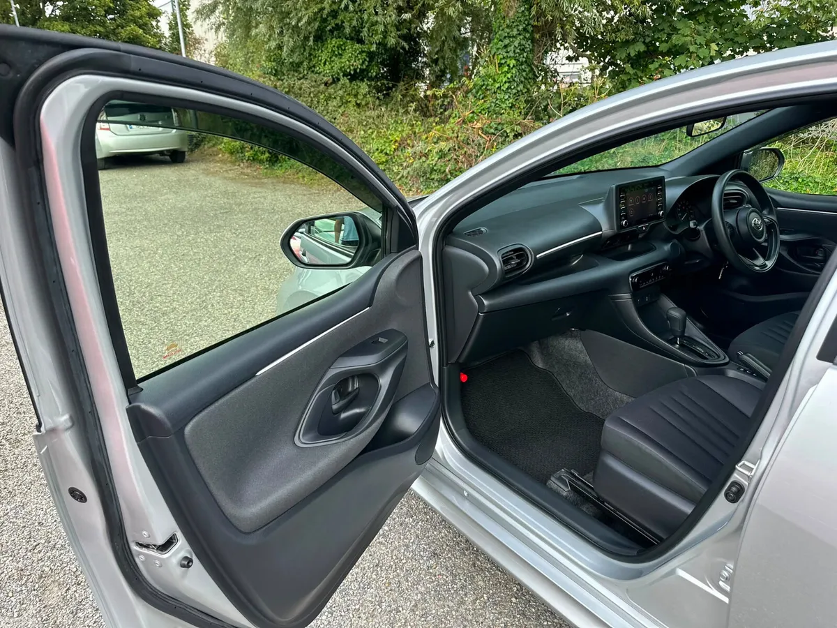 Toyota Yaris Hatchback, Petrol Hybrid, 2020, Silver