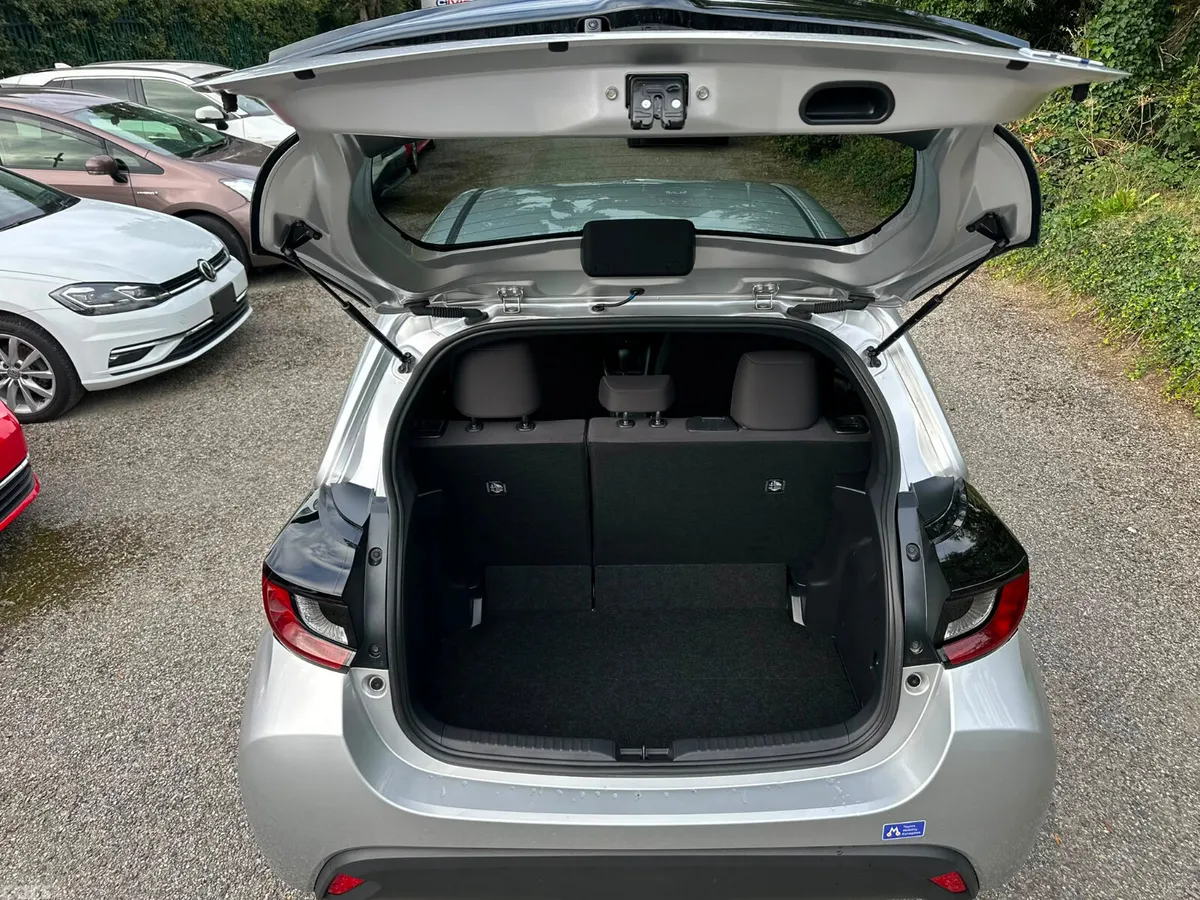 Toyota Yaris Hatchback, Petrol Hybrid, 2020, Silver