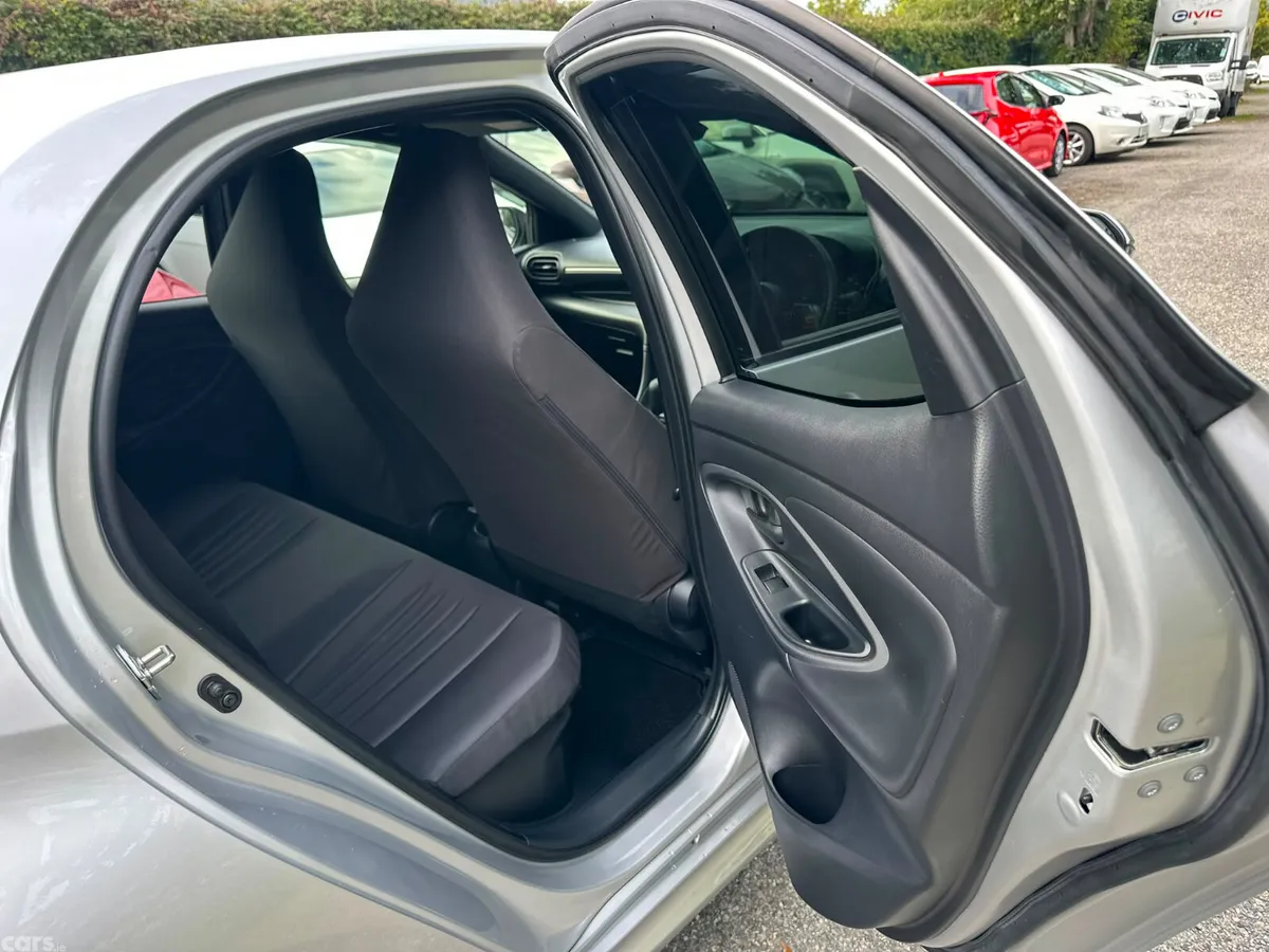 Toyota Yaris Hatchback, Petrol Hybrid, 2020, Silver