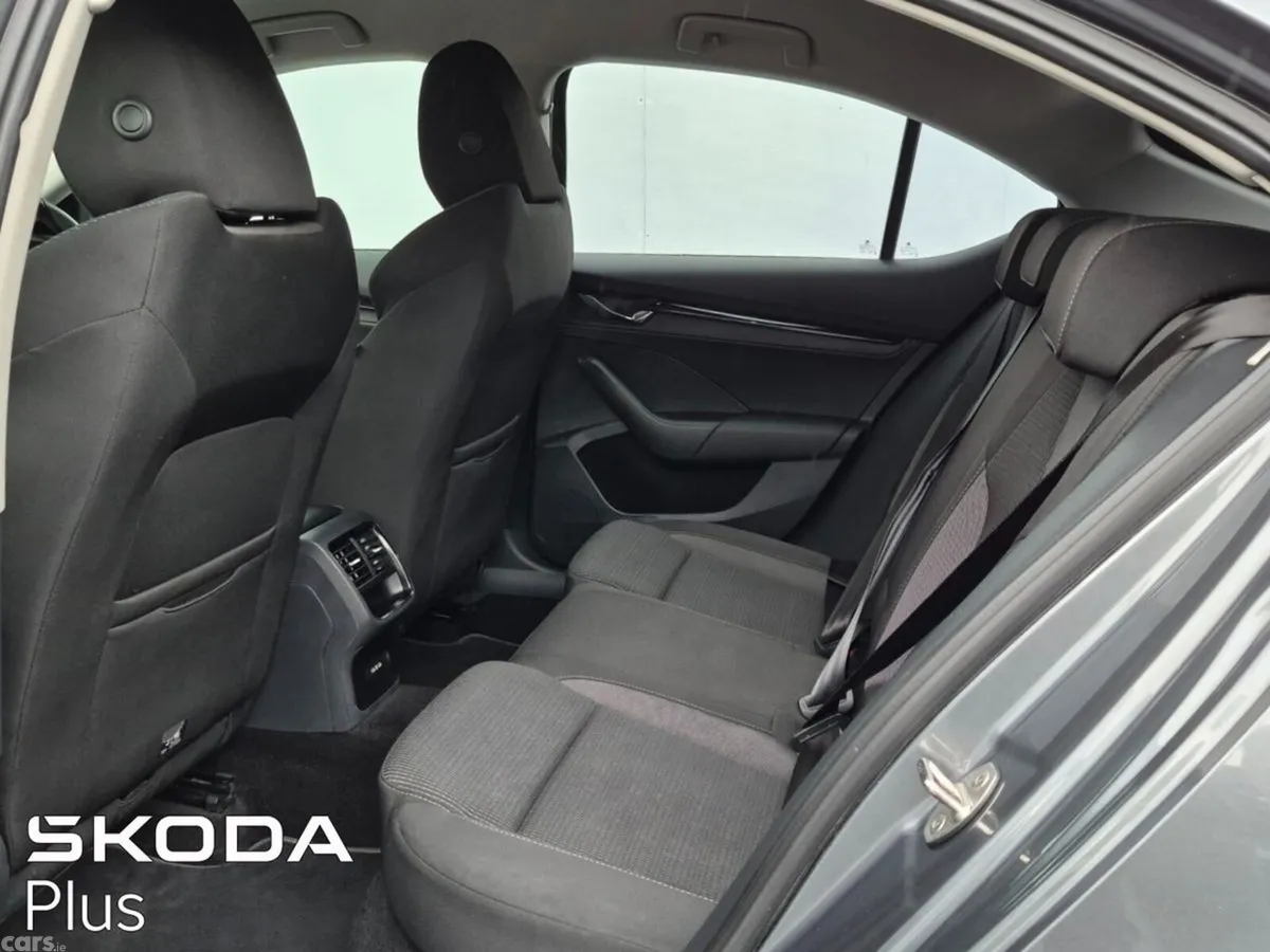 Skoda Octavia Saloon, Diesel, 2024, Grey
