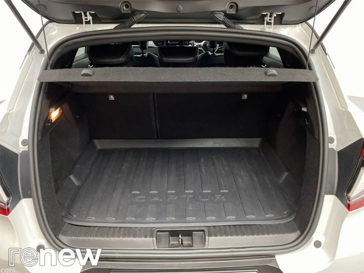 Renault Captur Hatchback, Petrol, 2022, White