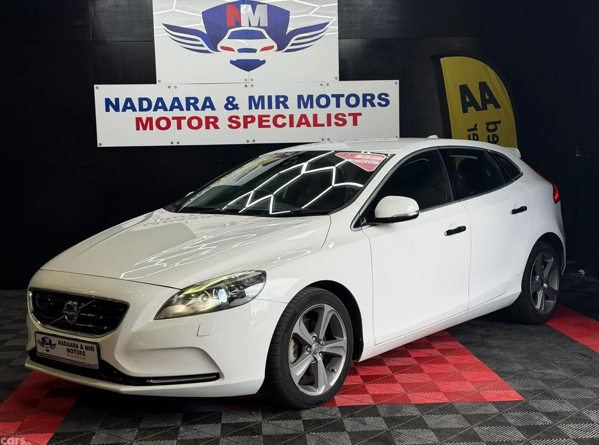Volvo V40 Hatchback, Petrol, 2015, White