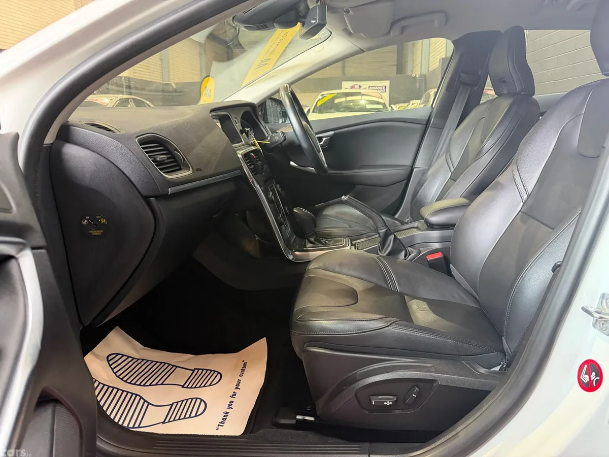 Volvo V40 Hatchback, Petrol, 2015, White