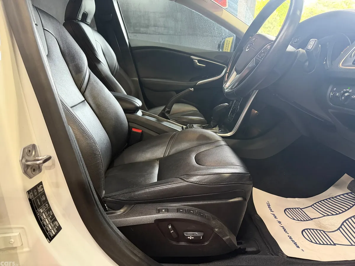 Volvo V40 Hatchback, Petrol, 2015, White