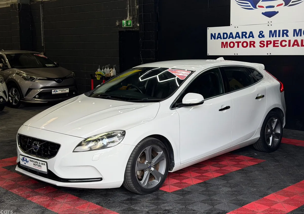 Volvo V40 Hatchback, Petrol, 2015, White