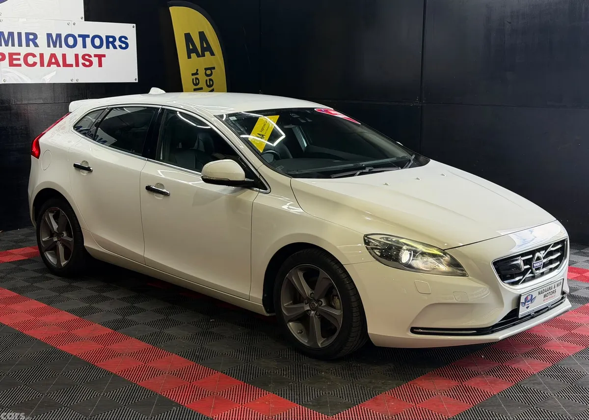 Volvo V40 Hatchback, Petrol, 2015, White