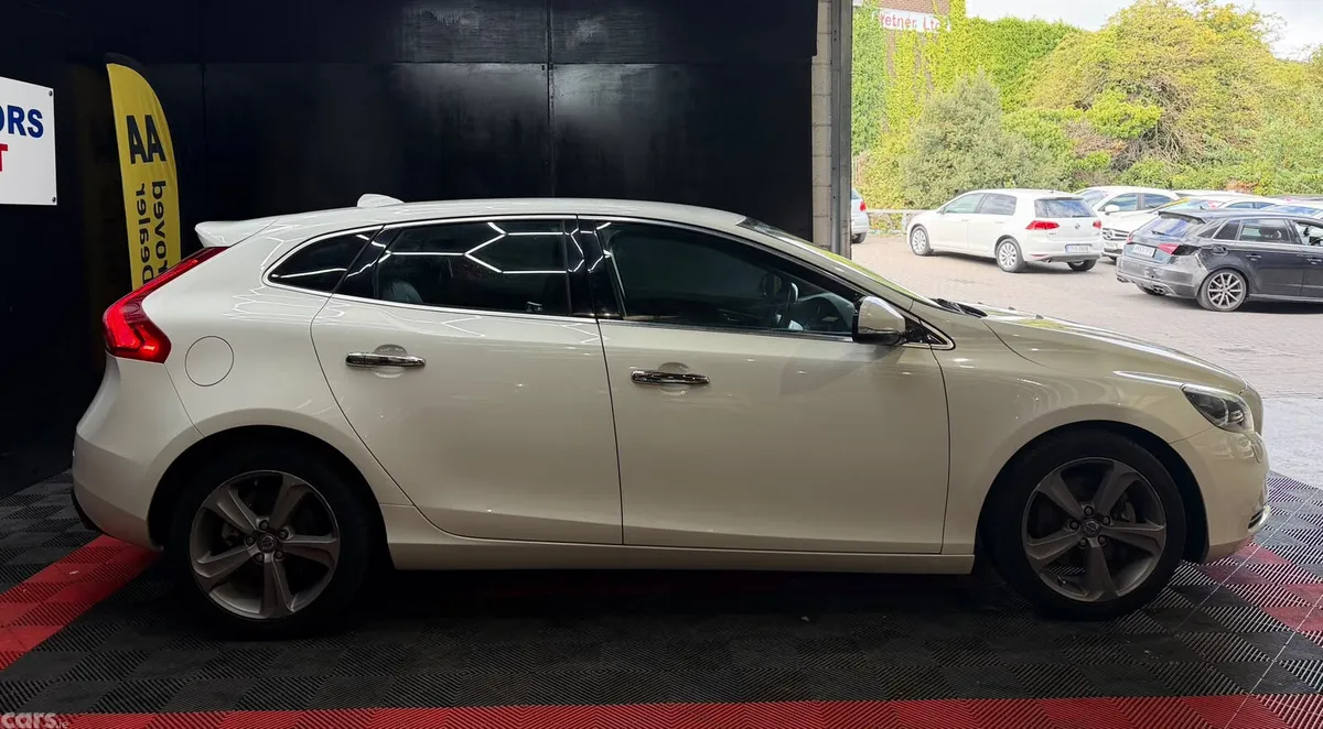 Volvo V40 Hatchback, Petrol, 2015, White