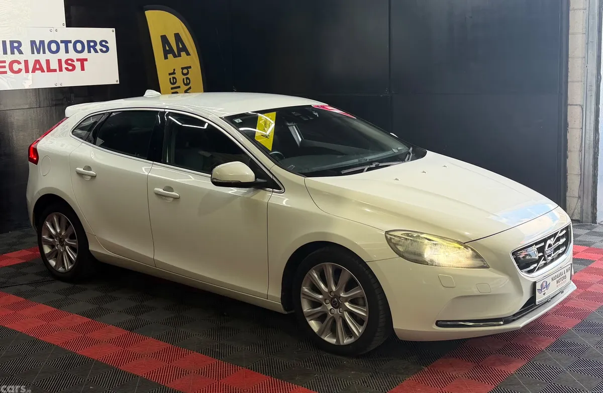 Volvo V40 Hatchback, Petrol, 2015, White