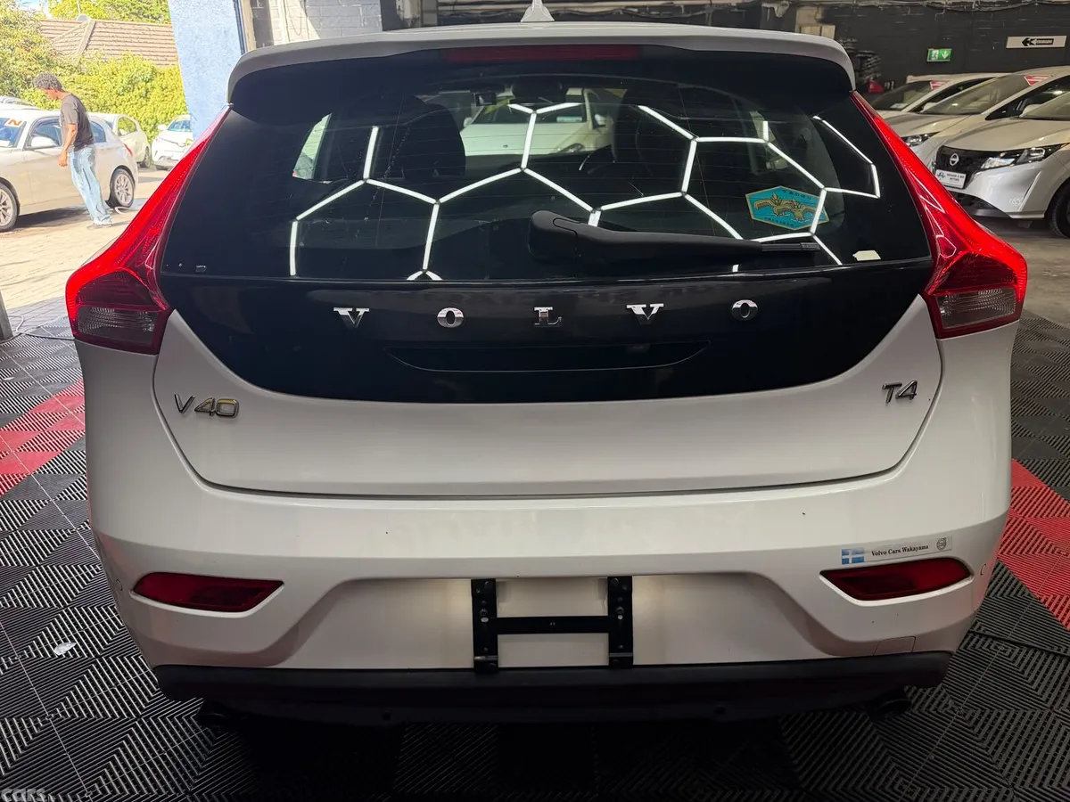 Volvo V40 Hatchback, Petrol, 2015, White