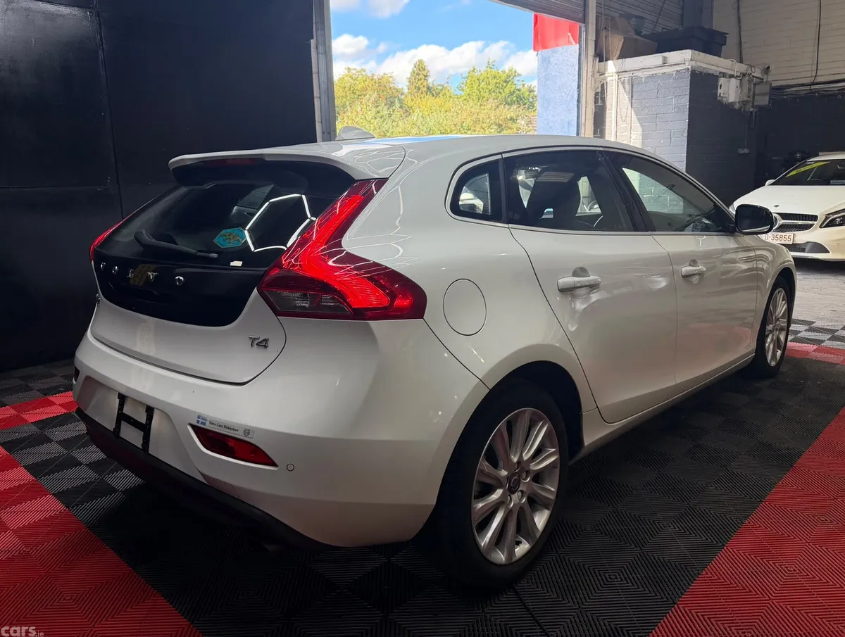 Volvo V40 Hatchback, Petrol, 2015, White