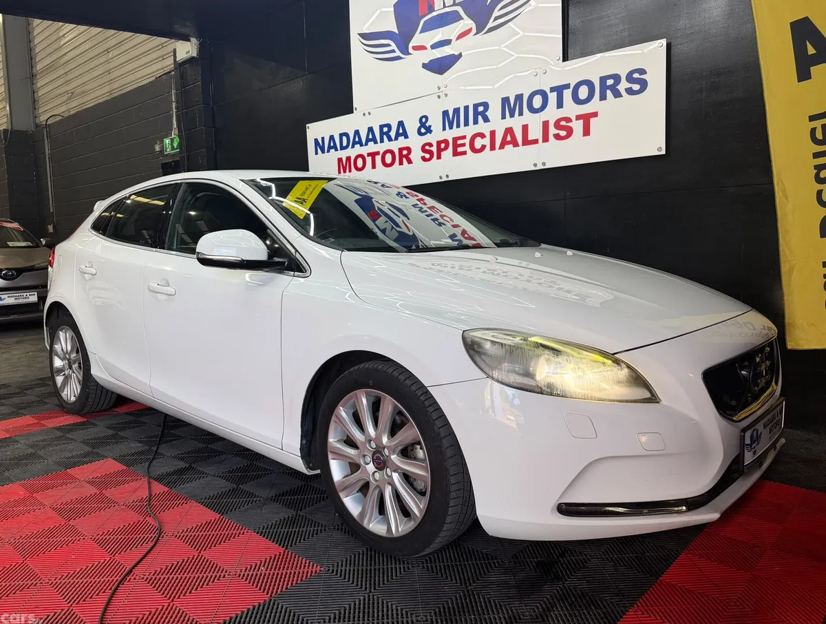 Volvo V40 Hatchback, Petrol, 2015, White