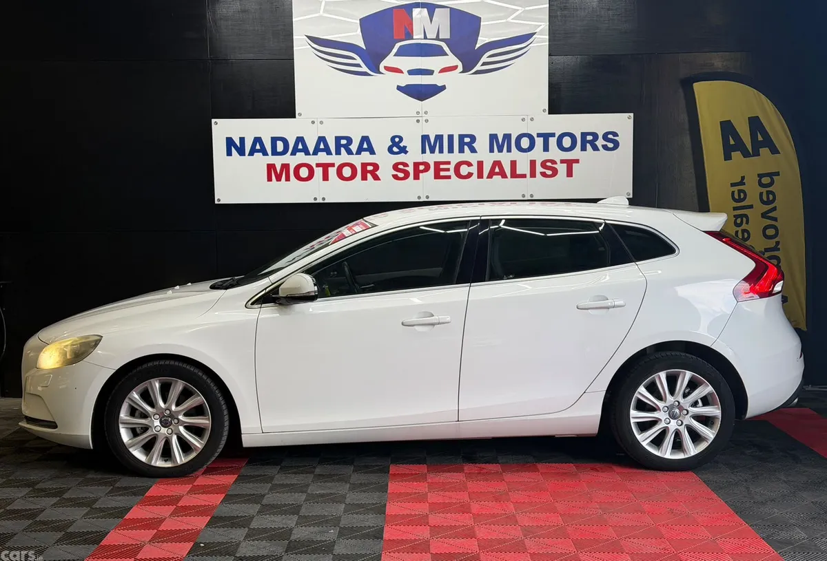Volvo V40 Hatchback, Petrol, 2015, White