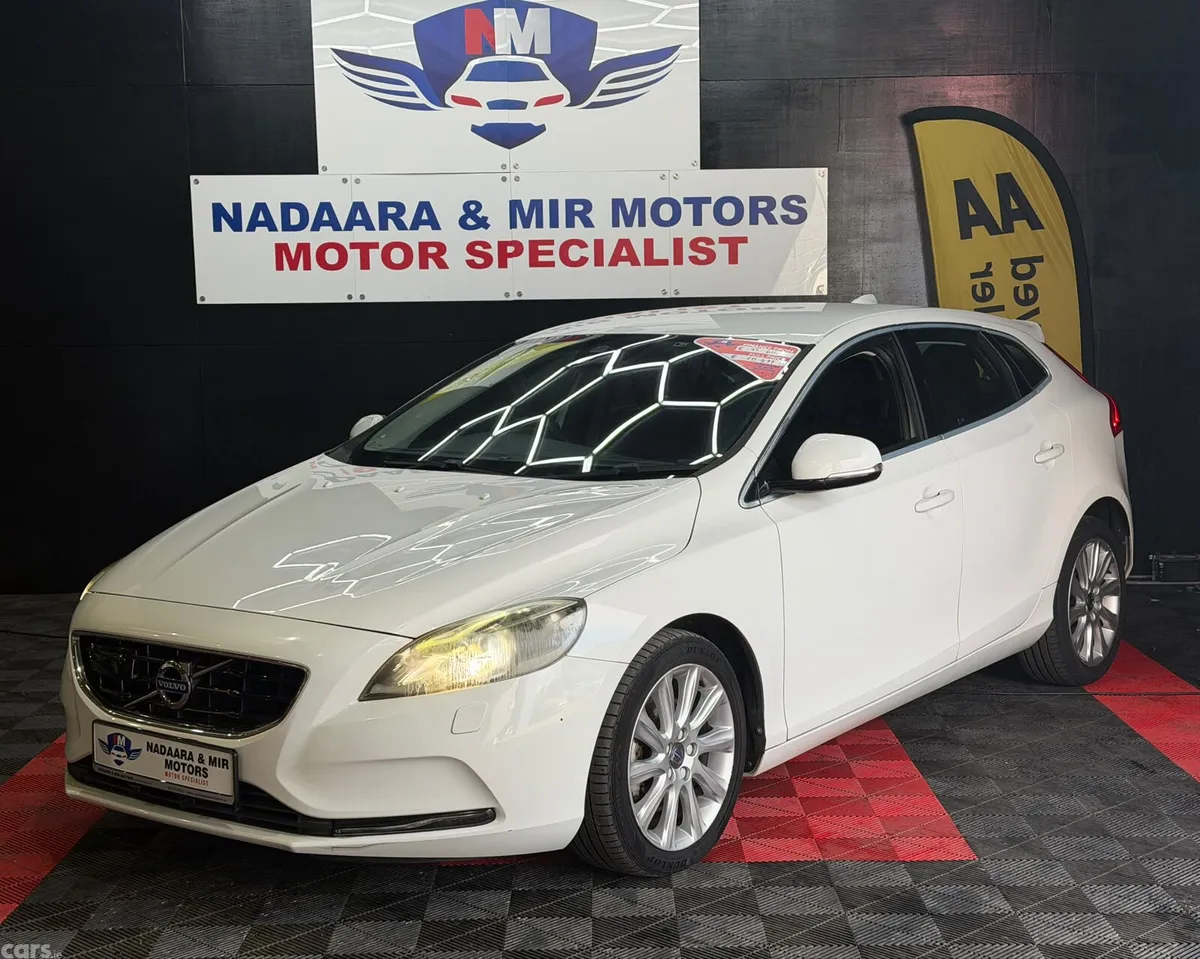 Volvo V40 Hatchback, Petrol, 2015, White