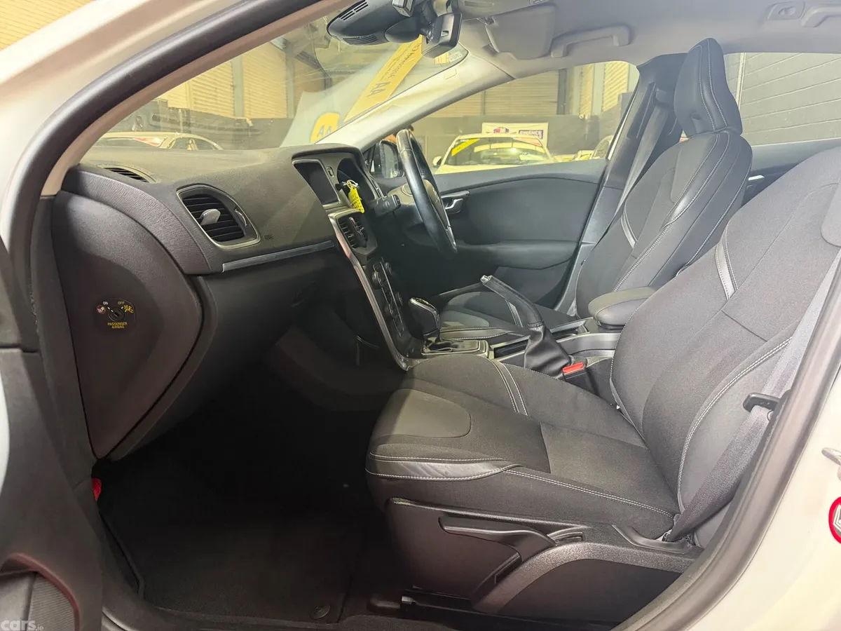 Volvo V40 Hatchback, Petrol, 2015, White