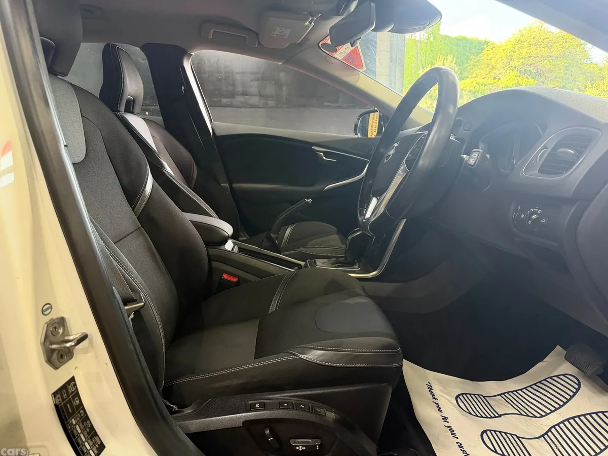 Volvo V40 Hatchback, Petrol, 2015, White