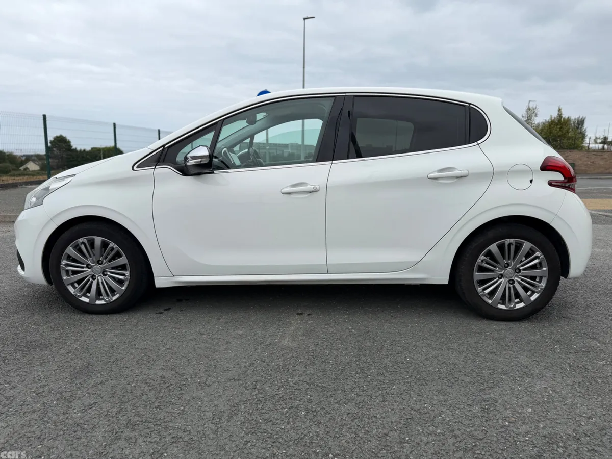 Peugeot 208 Hatchback, Petrol, 2017, White