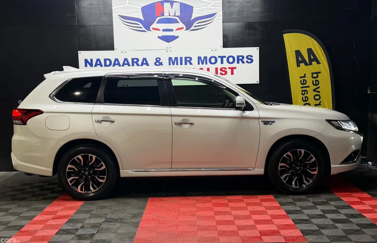 Mitsubishi Outlander SUV, Petrol Plug-in Hybrid, 2016, White