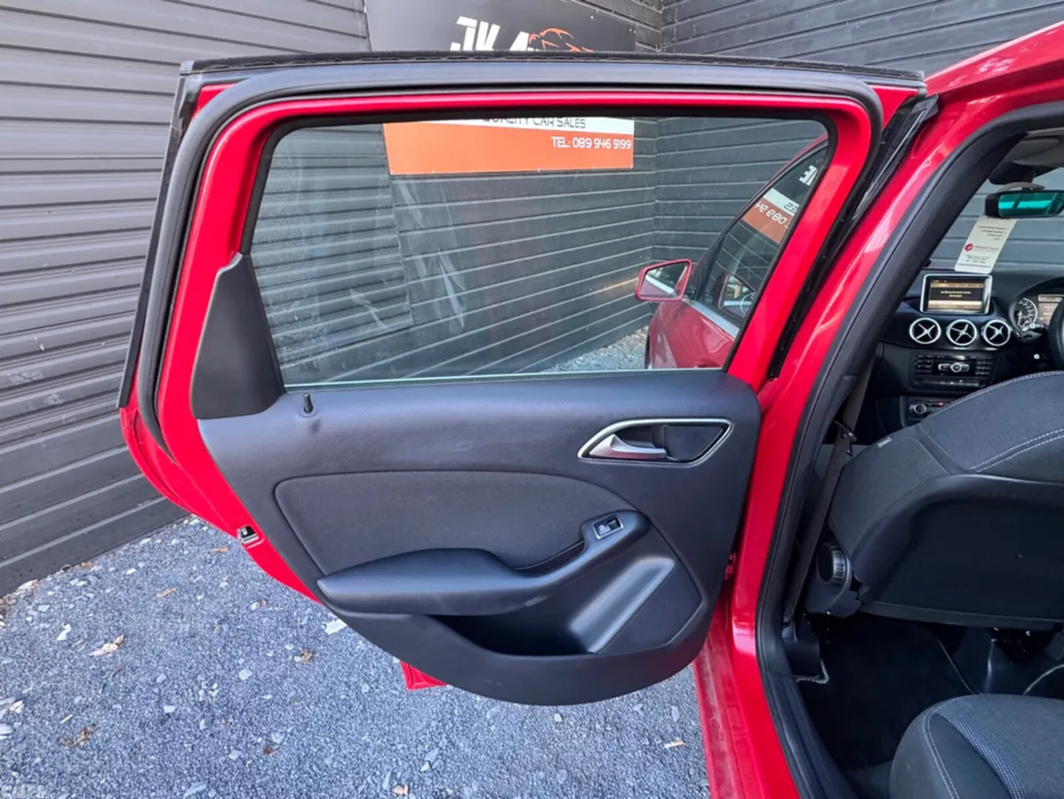 Mercedes-Benz B-Class Hatchback, Petrol, 2012, Red