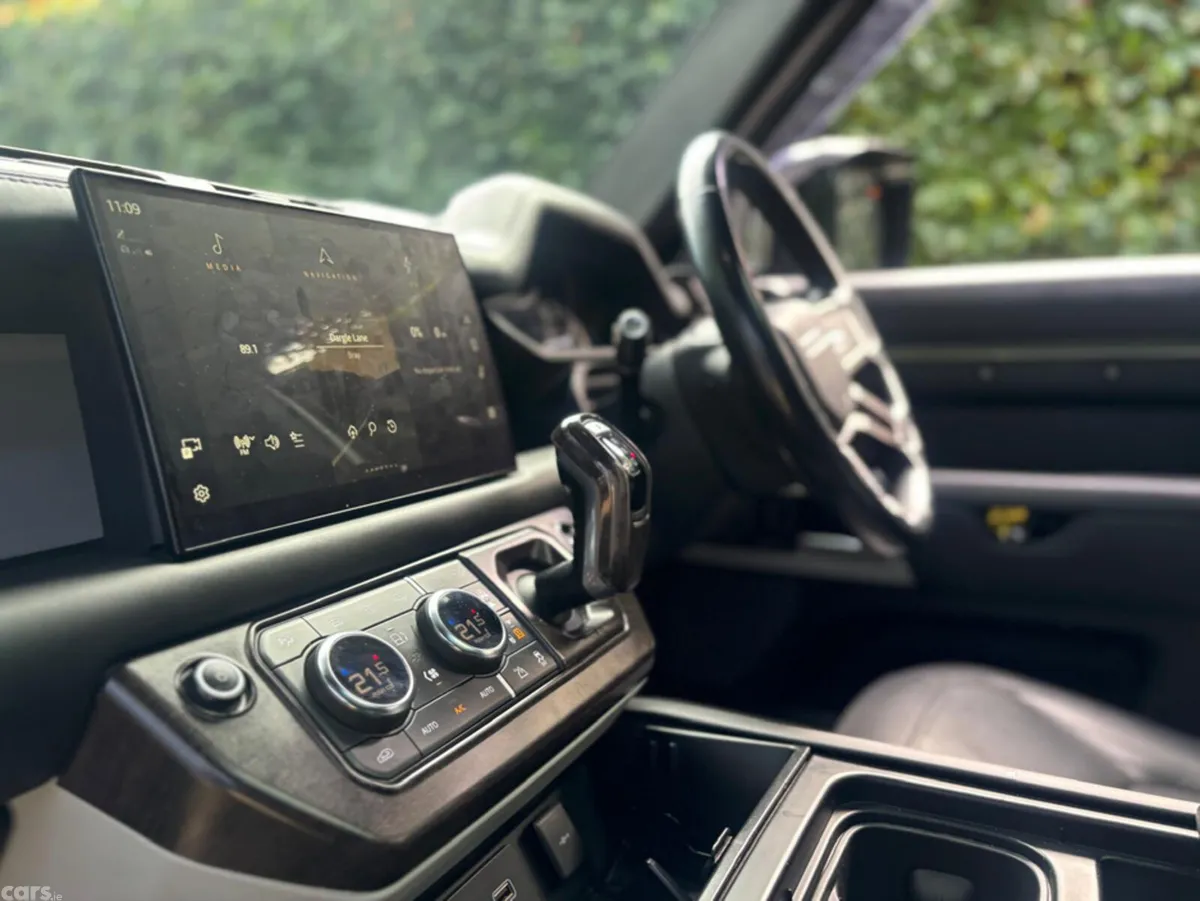 Land Rover Defender Estate, Petrol Plug-in Hybrid, 2023, Green