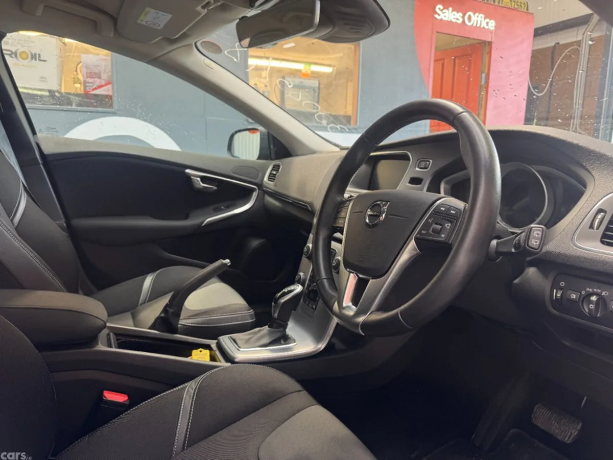 Volvo V40 Estate, Diesel, 2018, Grey