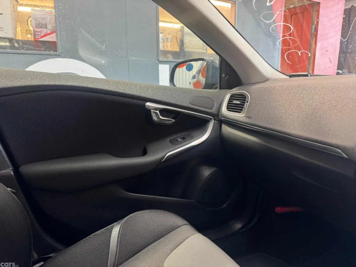 Volvo V40 Estate, Diesel, 2018, Grey