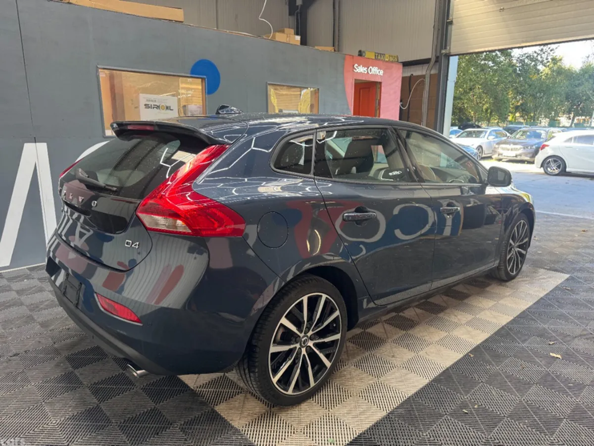Volvo V40 Estate, Diesel, 2018, Grey