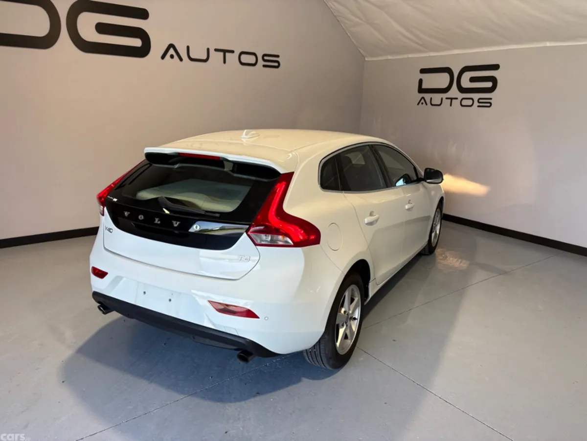 Volvo V40 Hatchback, Petrol, 2015, White