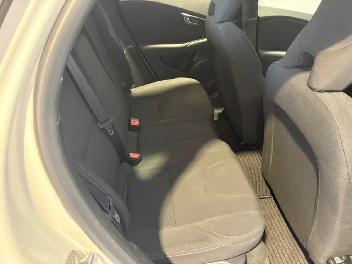 Volvo V40 Hatchback, Petrol, 2015, White
