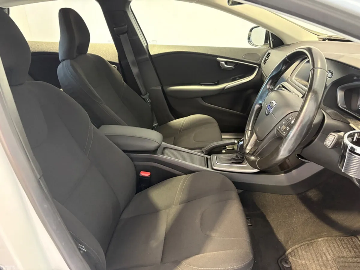 Volvo V40 Hatchback, Petrol, 2015, White