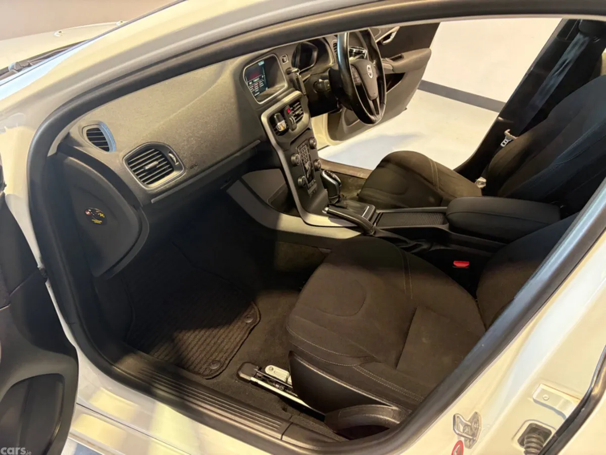 Volvo V40 Hatchback, Petrol, 2015, White