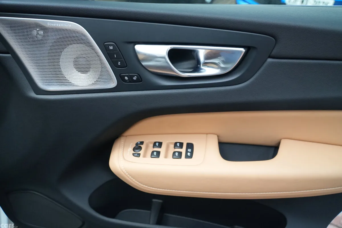 Volvo XC60 Estate, Petrol Plug-in Hybrid, 2023, White