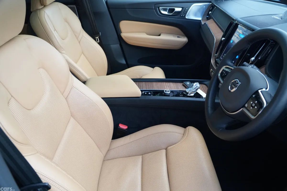 Volvo XC60 Estate, Petrol Plug-in Hybrid, 2023, White