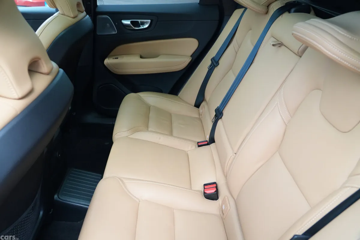 Volvo XC60 Estate, Petrol Plug-in Hybrid, 2023, White