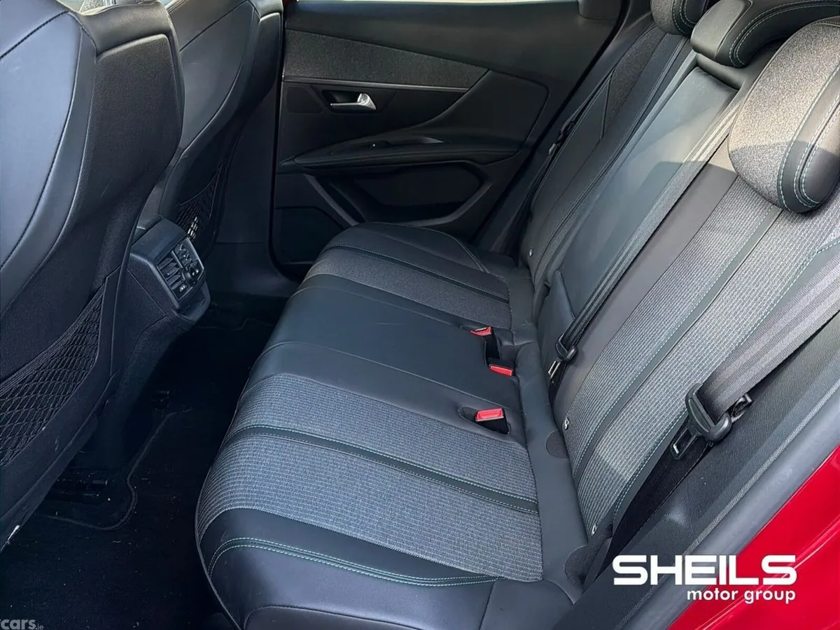 Peugeot 3008 MPV, Petrol, 2021, Red