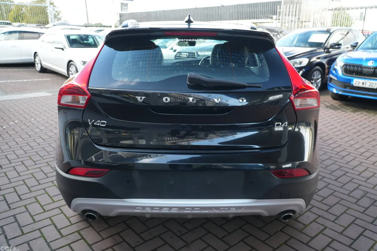 Volvo V40 Hatchback, Diesel, 2018, Black