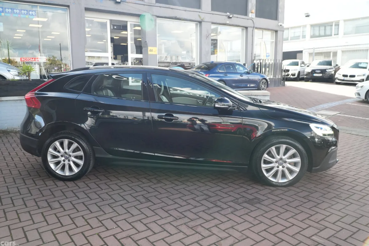 Volvo V40 Hatchback, Diesel, 2018, Black