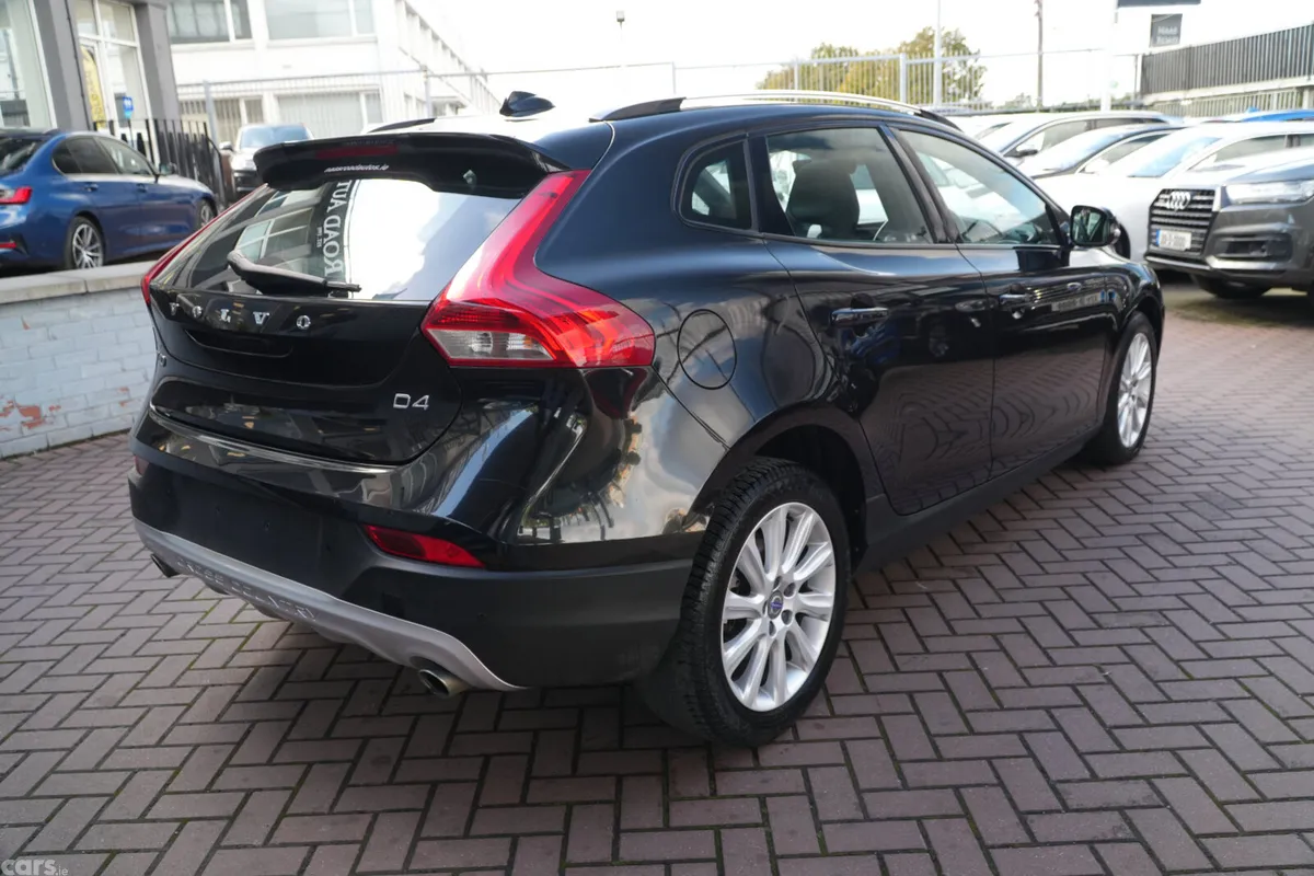 Volvo V40 Hatchback, Diesel, 2018, Black