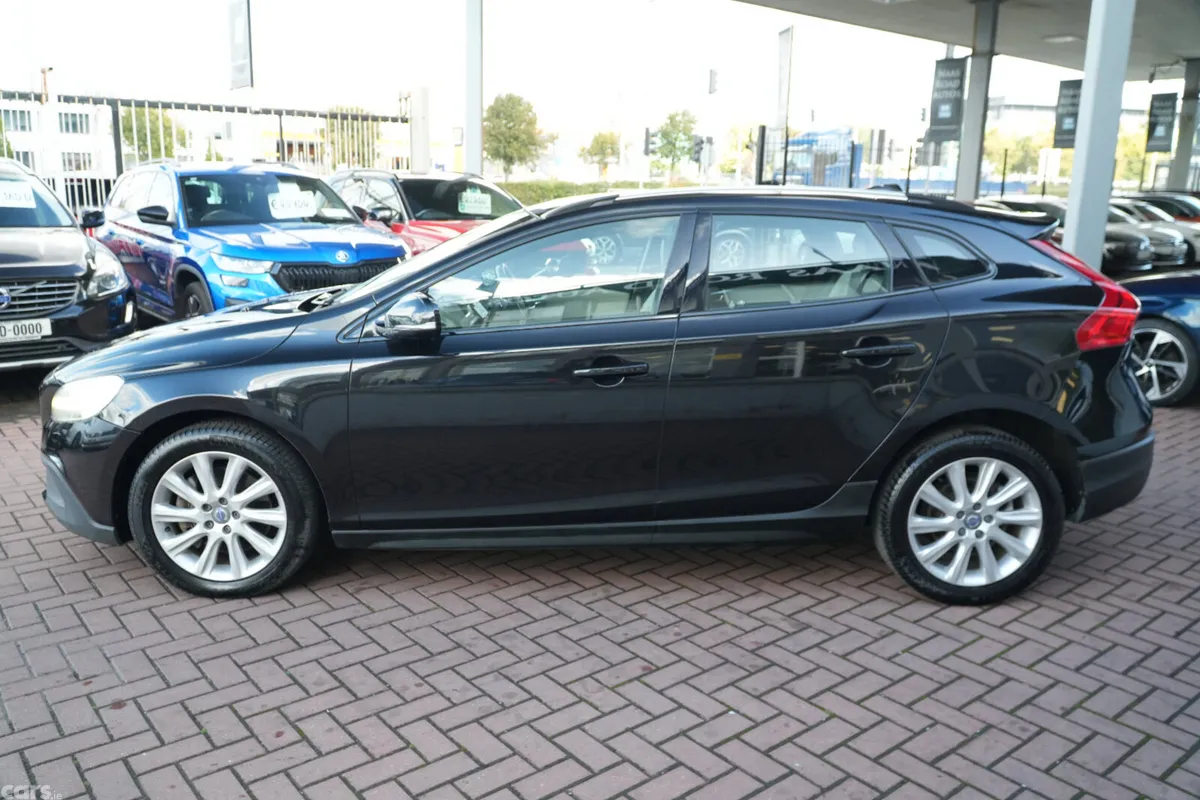 Volvo V40 Hatchback, Diesel, 2018, Black