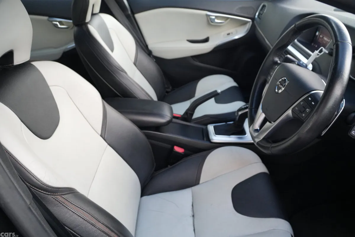 Volvo V40 Hatchback, Diesel, 2018, Black