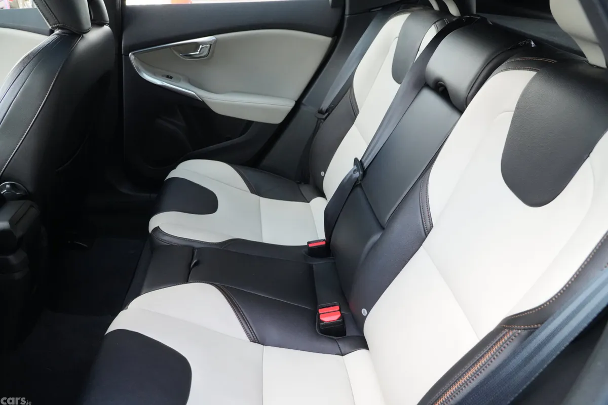 Volvo V40 Hatchback, Diesel, 2018, Black