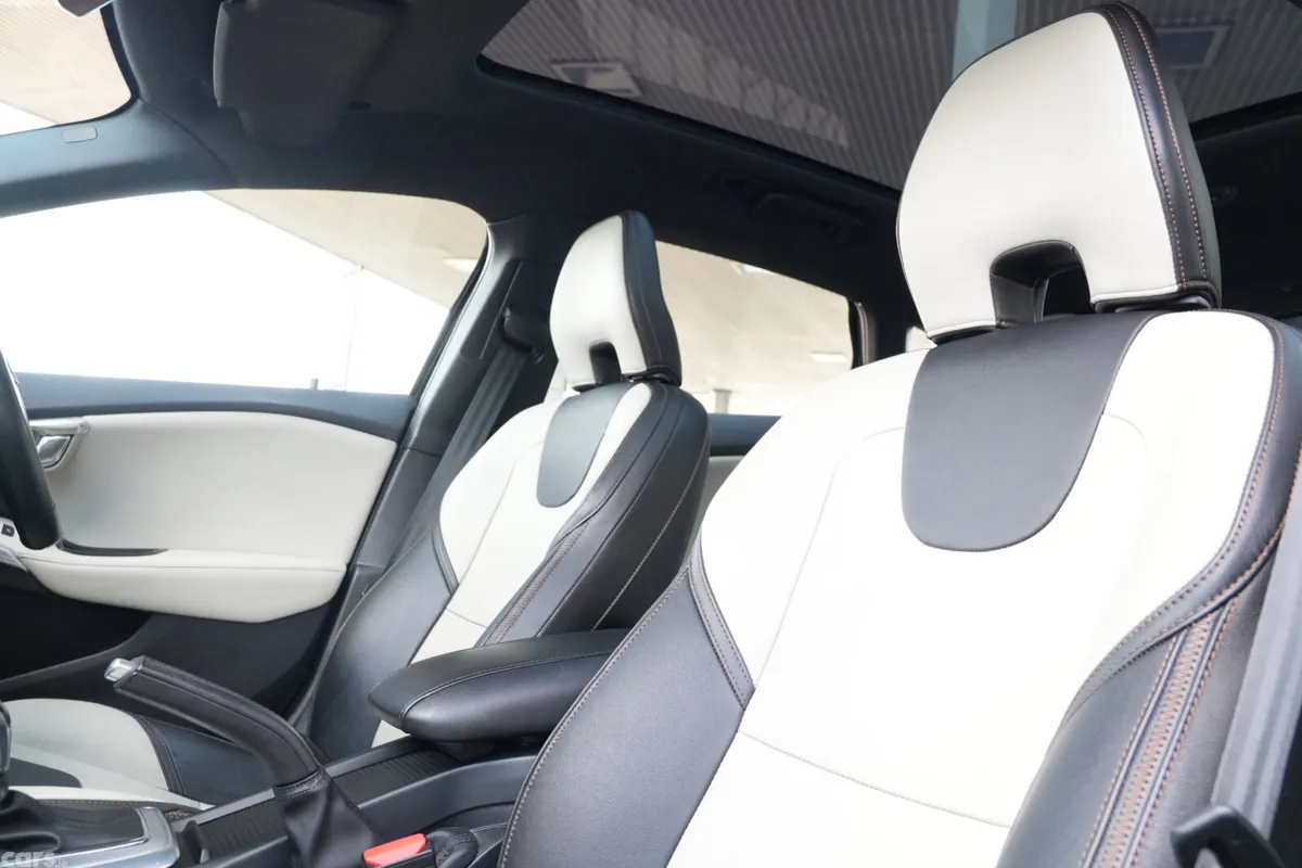 Volvo V40 Hatchback, Diesel, 2018, Black
