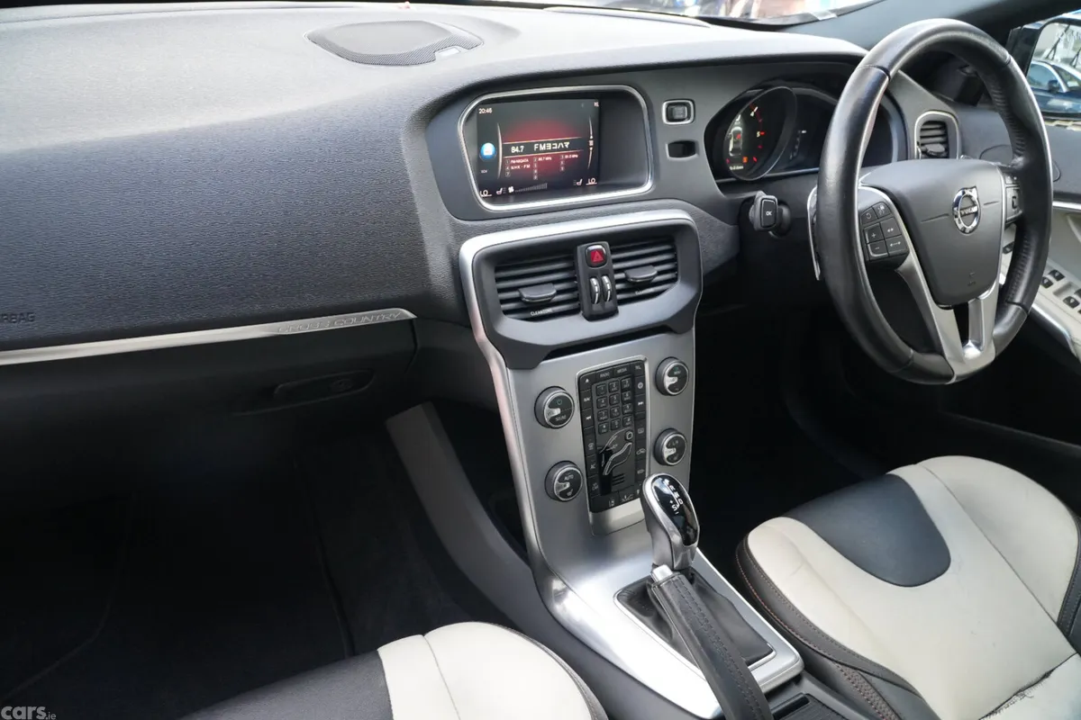 Volvo V40 Hatchback, Diesel, 2018, Black