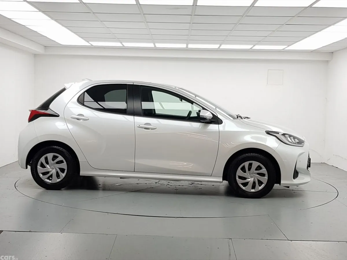Toyota Yaris Hatchback, Petrol Hybrid, 2024, White