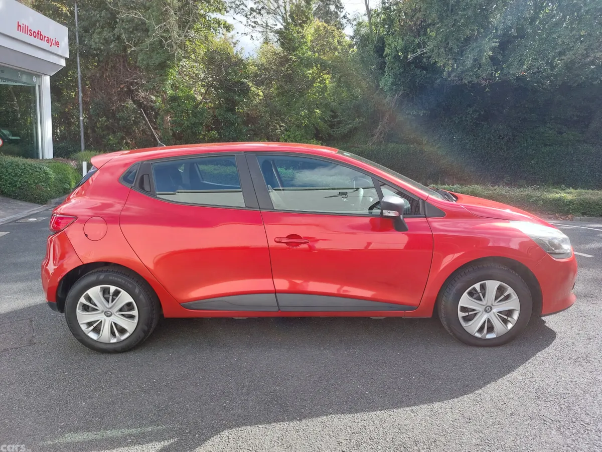 Renault Clio Hatchback, Petrol, 2016, Red