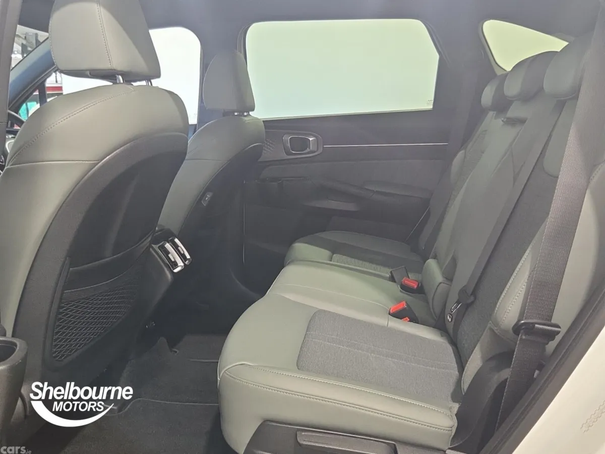 Kia Sorento SUV, Petrol Hybrid, 2025, White